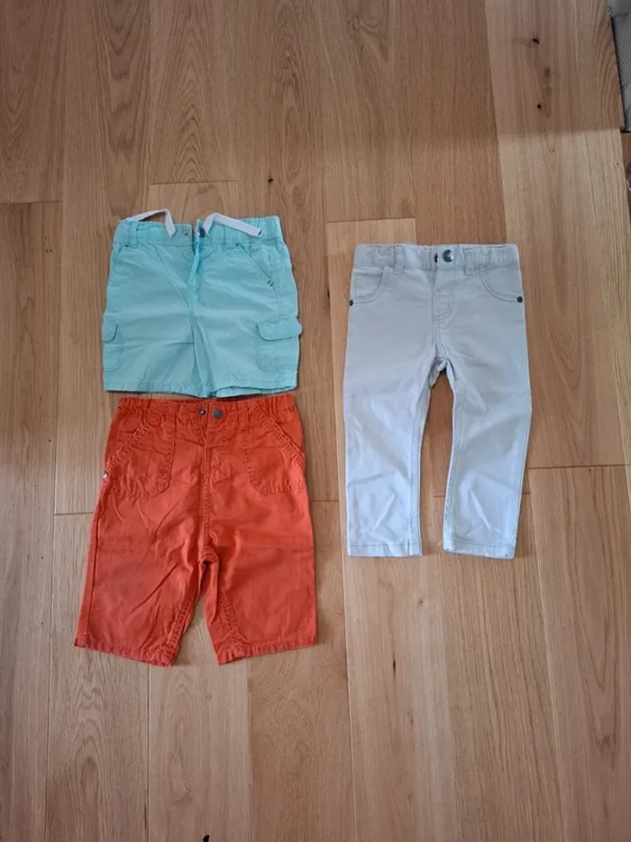 Lot 2 shorts et 1 pantalon 23 mois