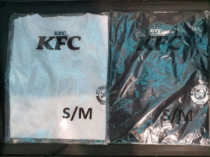 ‼️⚠️Dernier Lot disponible ⚠️ ‼️Neuf et Scellé T-shirts collectors tres rares taille S/M Tanjiro + Nezuko Demon Slayer x KFC - photo numéro 7