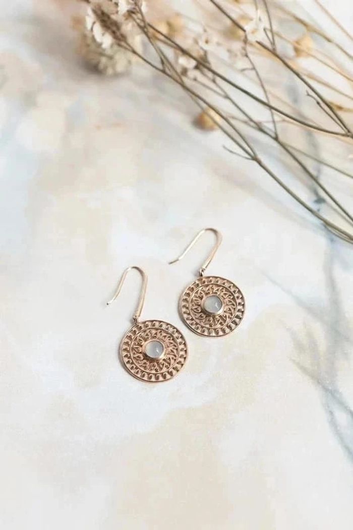Boucles d'oreilles crochets en plaqué or et pierre de lune - photo numéro 2