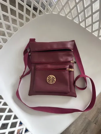 Sac bandoulière multiples fermetures bordeaux neuf