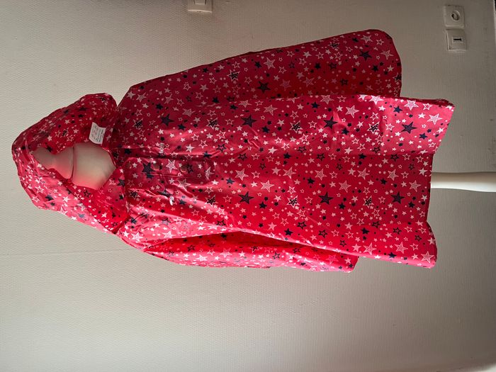 Poncho à capuche imperméable framboise avec des étoiles blanches et bleues marine - photo numéro 3