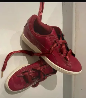 Baskets Puma rouges vernies satinées taille 39