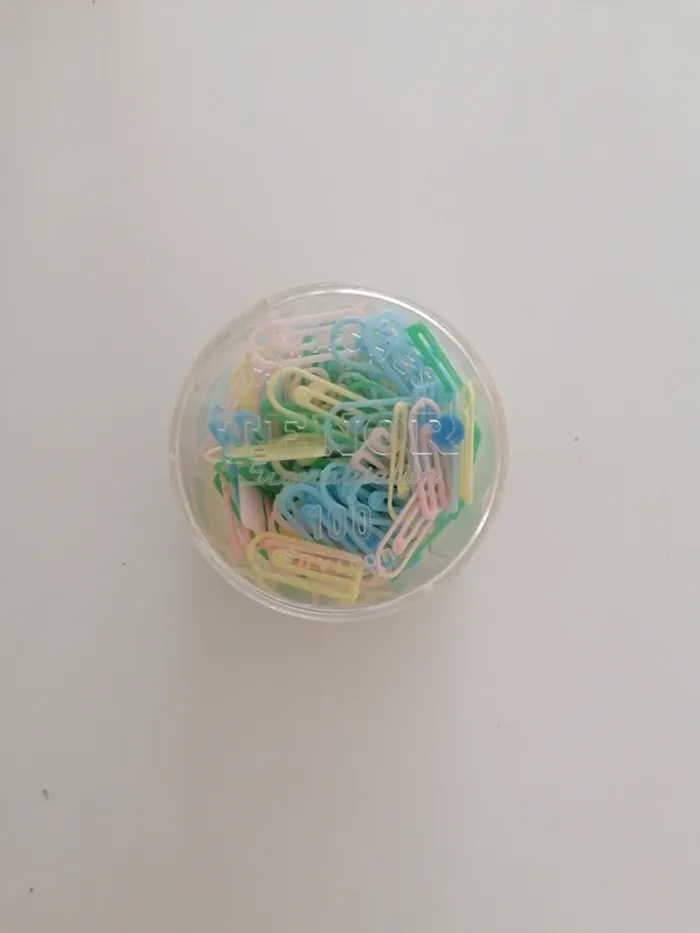 Boîte trombones plastiques