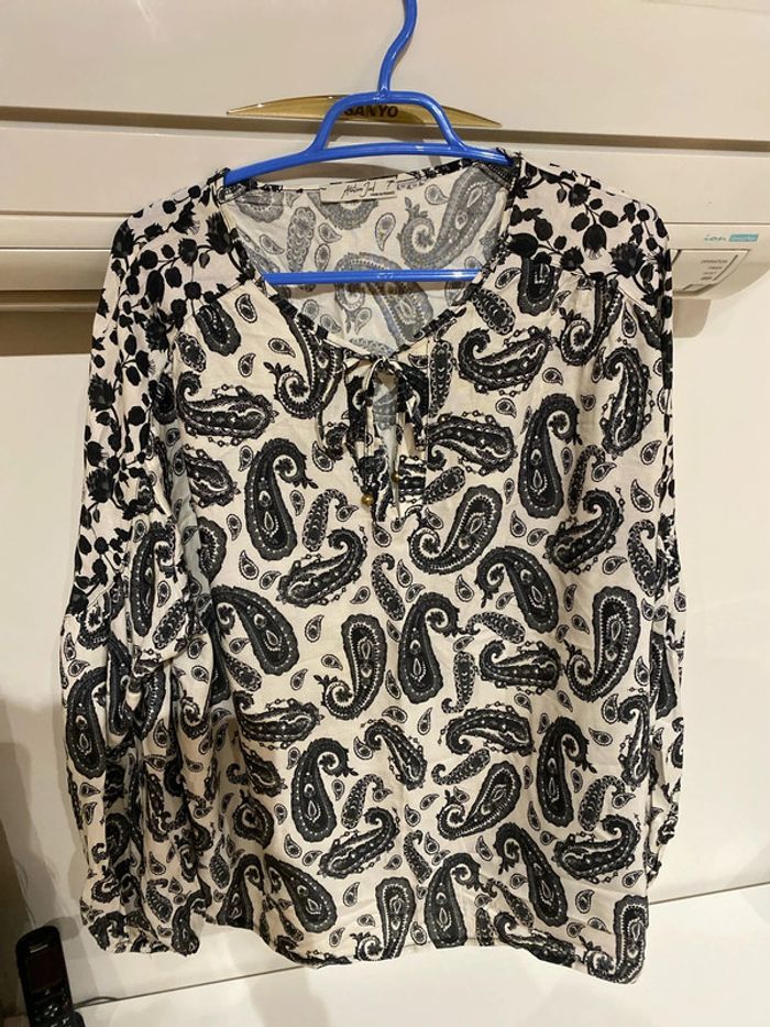 Blouse noire et blanche à motifs, Atelier Jad. Porté une seule fois
