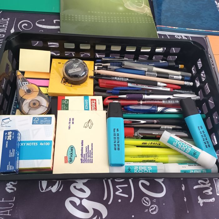 Lot fournitures scolaires crayons cahiers trieurs etc - photo numéro 3