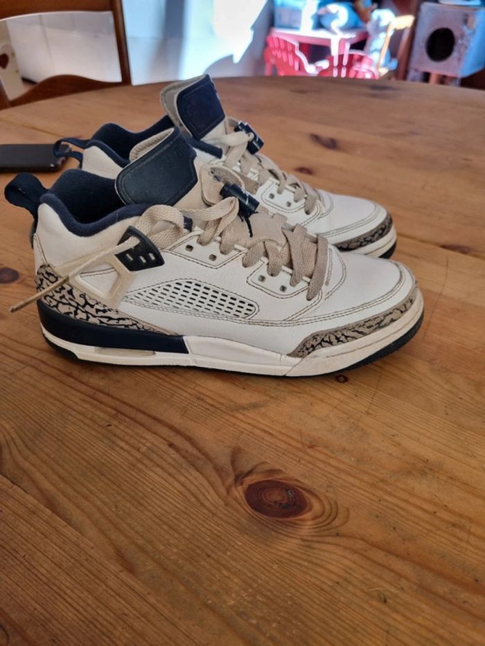 Jordan spizike low.