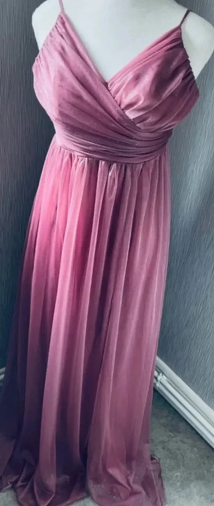 Robe de soirée à paillettes - photo numéro 2