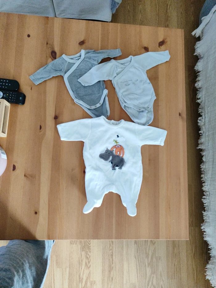 Lot 2 bodies et 1 pyjama kiabi
