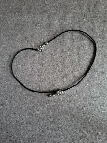 Collier noir clef grise