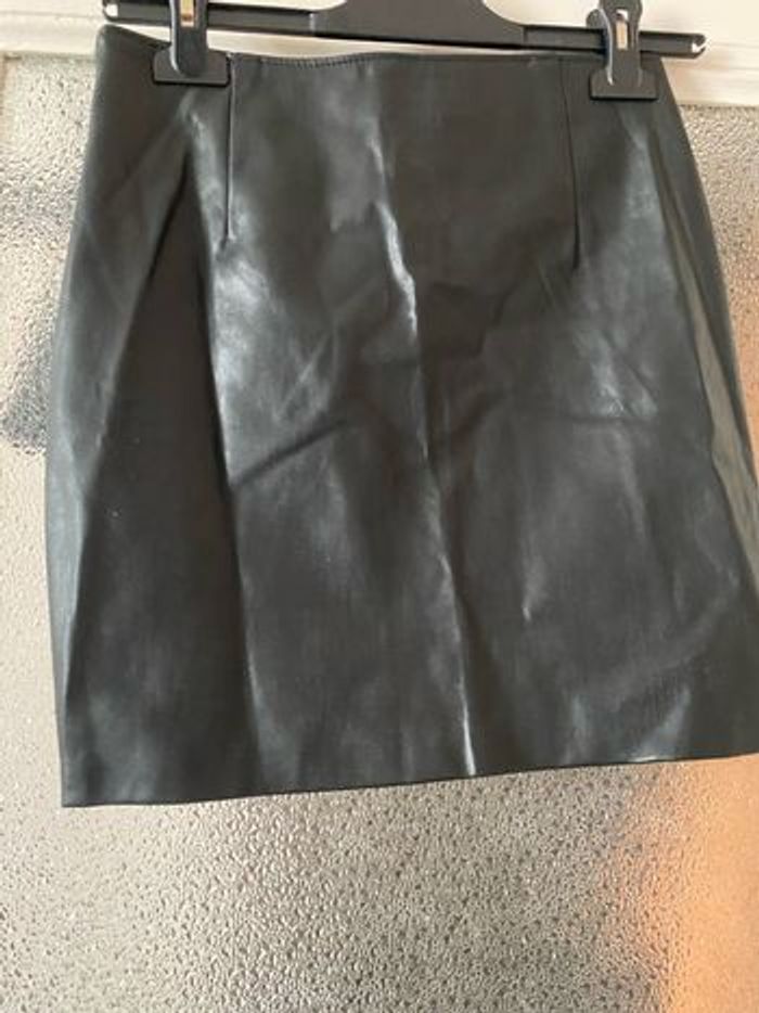 Jupe en similicuir noir Bershka - photo numéro 3