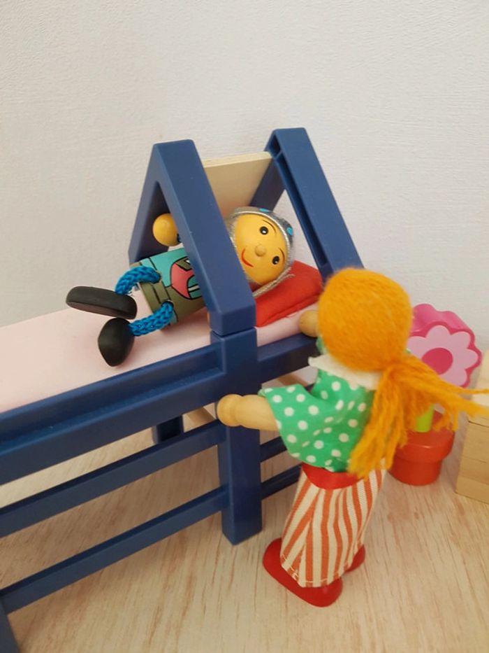 Chambre d'enfant avec lit toboggan et mobilier en bois maison de poupée - photo numéro 3