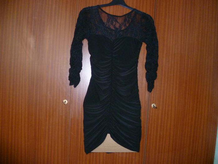 Robe noire et dentelle - photo numéro 2