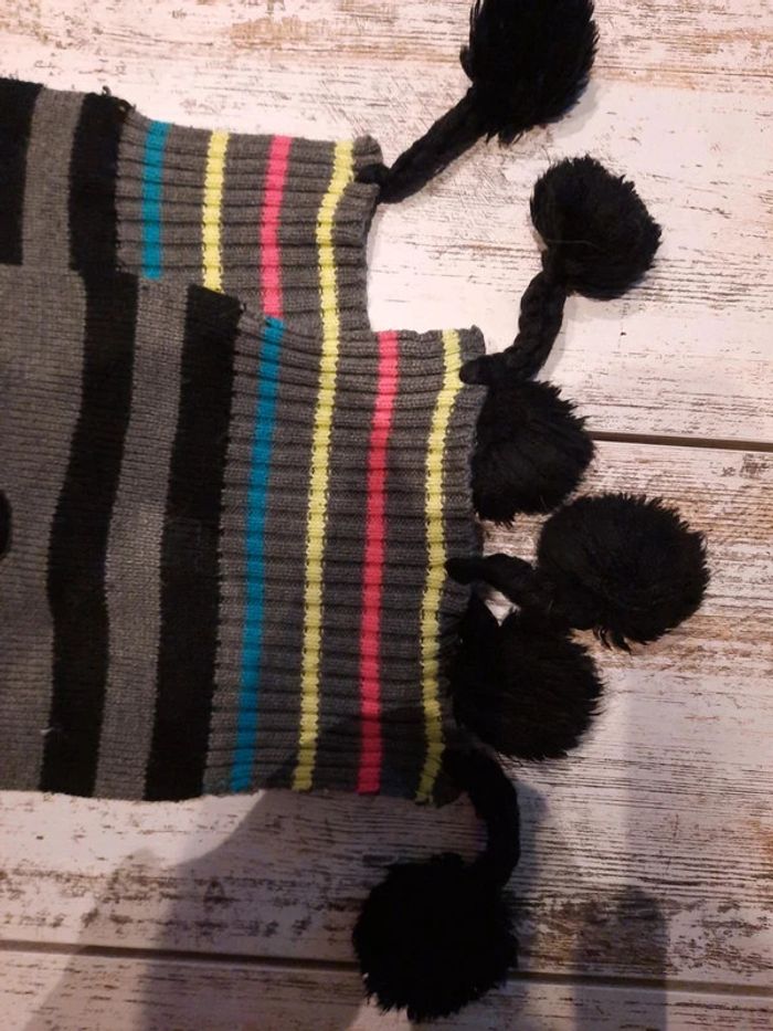 bonnet avec broderie  et echarpe  deco de pompons - photo numéro 3