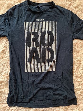 T-shirt bleu marine avec écriture