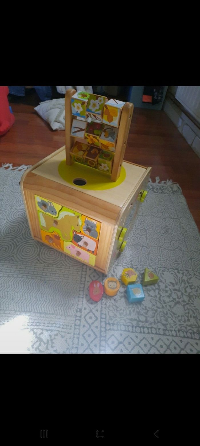 Cube d'activités en bois