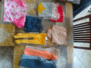 Lot vêtements filles 12 mois .