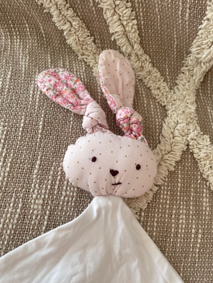 Peluche doudou plat réversible 45cm Andarta lapin blanc et rose très bon état - photo numéro 3
