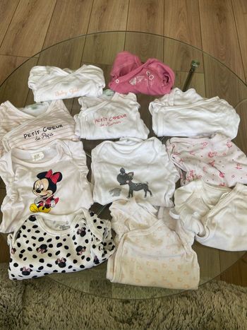 Lot Bodys taille 1 mois
