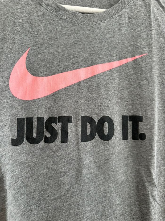 Nike T-shirt gris manches courtes femme logo rose Just Do It – Taille L - photo numéro 3