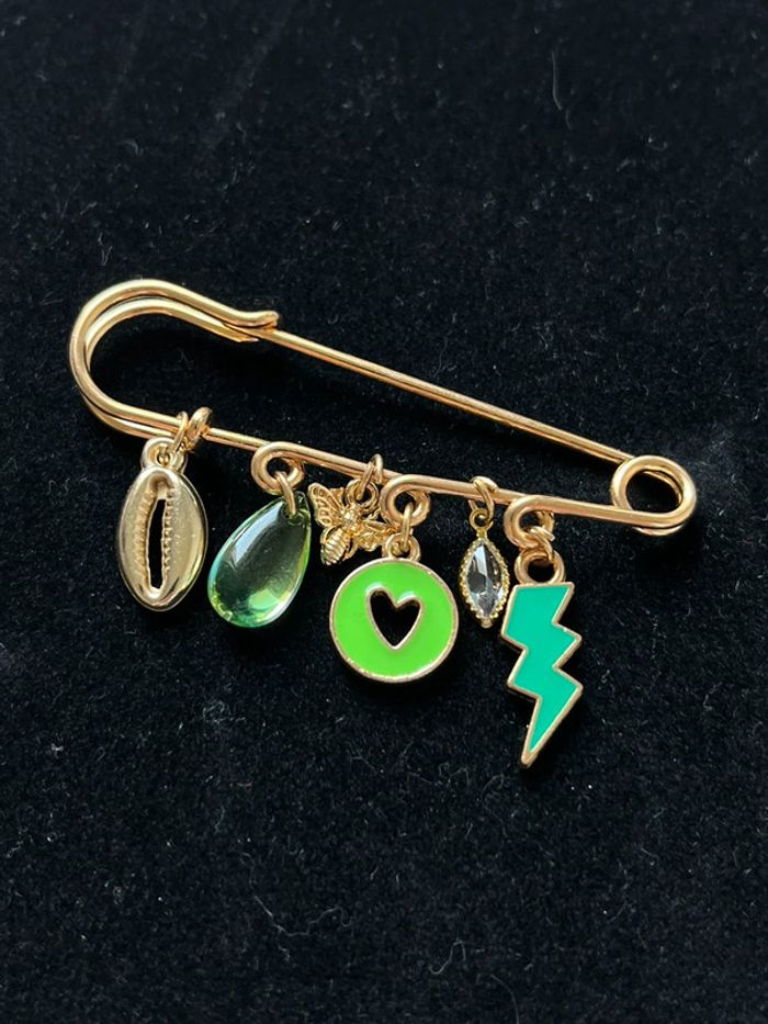 Broche pendentifs dorés et verts et breloques - photo numéro 2