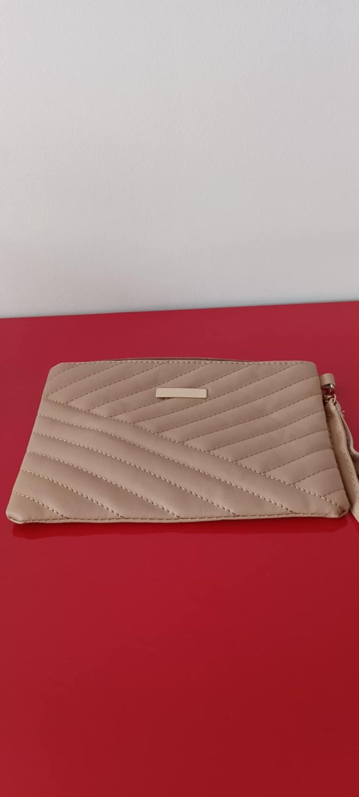 Pochette beige avec sangle pour le poignet amovible - photo numéro 5