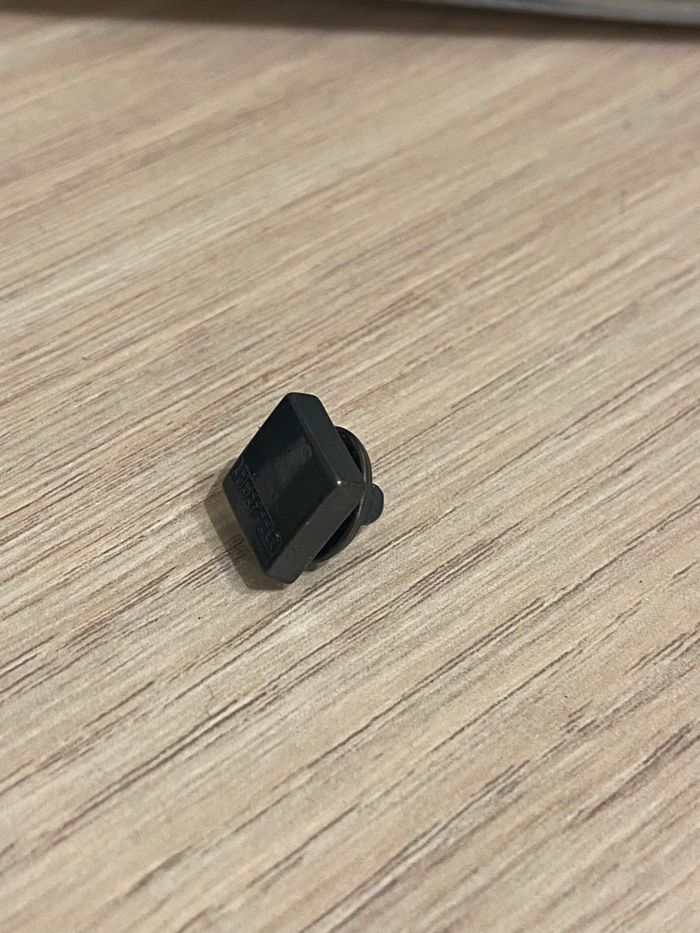 Pin’s à l’effigie de Karl lagerfeld - photo numéro 3