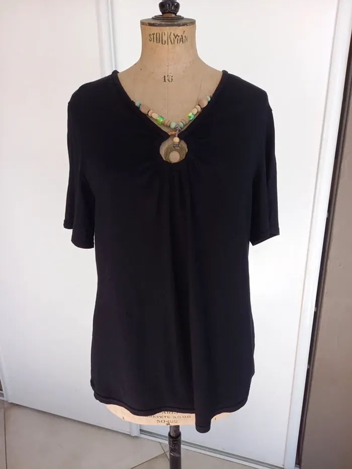 Tee shirt avec collier intégré