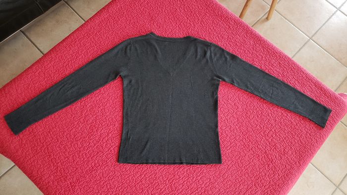 Pull gris avec le col en V en taille M - photo numéro 4