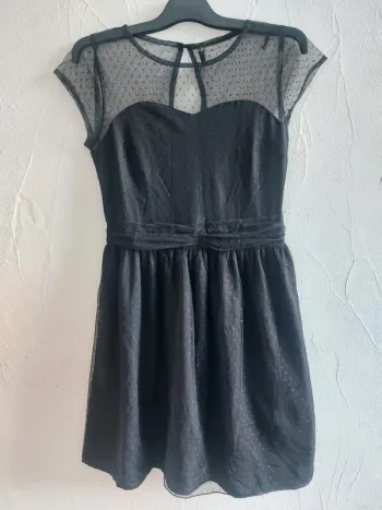Robe noire élégante avec dentelle Taille M