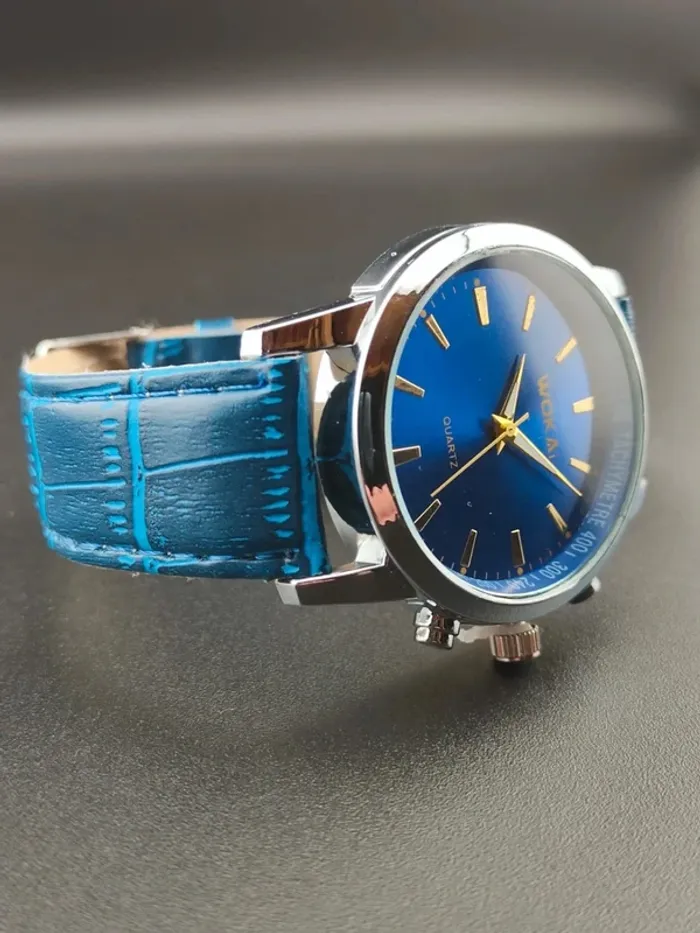 Montre bleue intégrale, nuancée, style classique