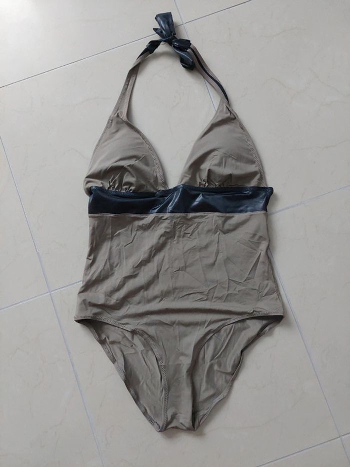 Maillot de bain une pièce beige et noir.
