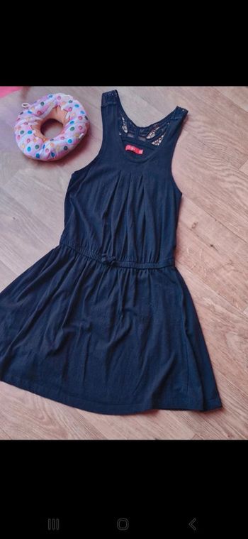 Robe coloris noir avec motif dentelle dans le haut du dos taille 12 ans TBE