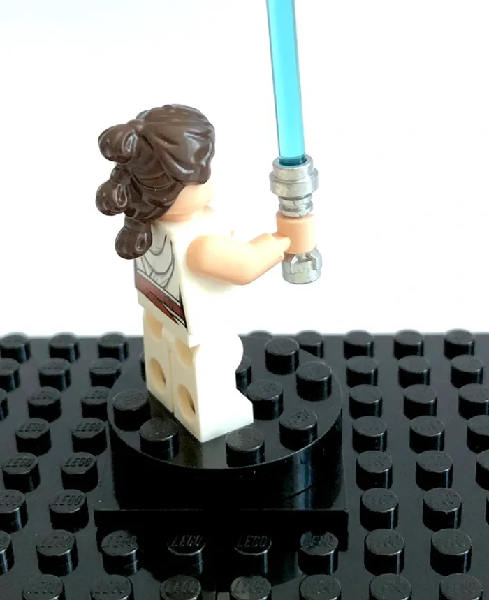 LEGO Star Wars episode 9 - Rey, white tied robe - photo numéro 6