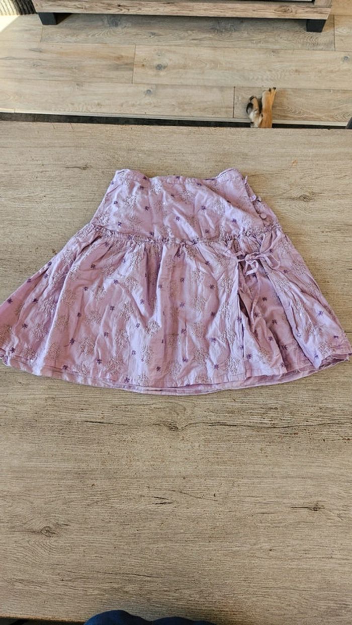 Jupe courte parme avec sequins et broderie, CKS, 10 ans, peu mise