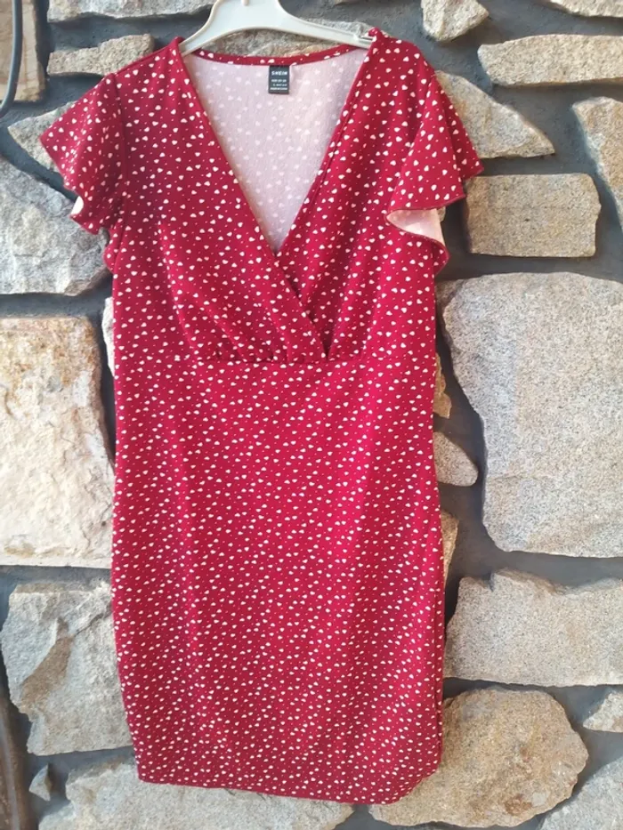 Robe rouge à coeurs blancs