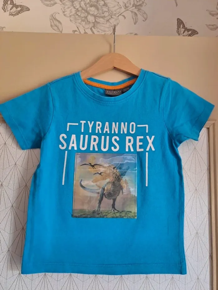 T-shirt garçon 5-6 ans comme neuf hologramme Today
