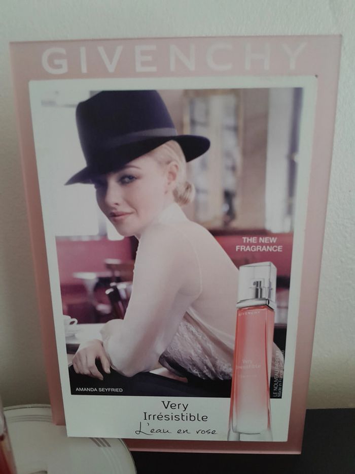 Présentoir Givenchy - photo numéro 3