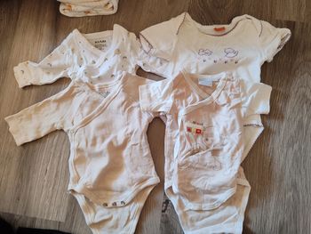 Lot de 4 bodies divers - taille 1M