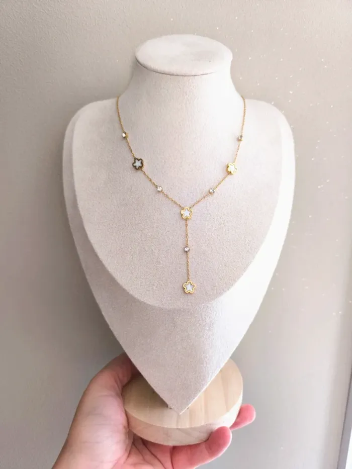 Pendentif doré en Y avec trèfles blancs nacrés