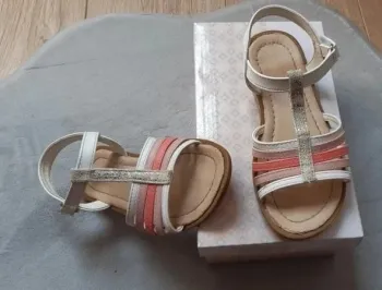 Chaussures sandales / sandalettes blanches/argentées/ abricot pointure 30 en bon état