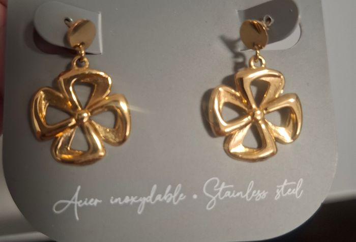 Boucles d'oreilles neuves trèfle
Acier inoxydable