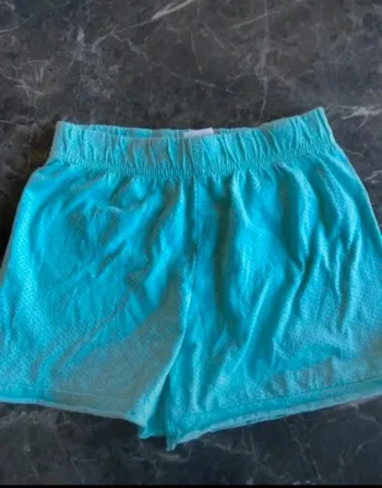 Short H&M taille 6 ans en très bon état