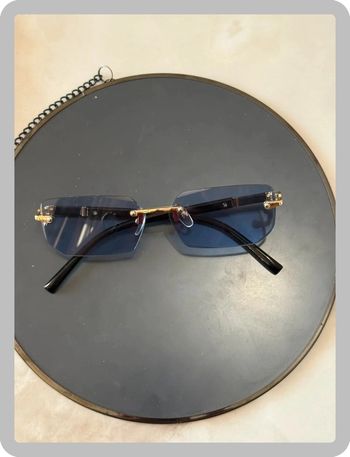 Lunette de soleil rectangulaire bleue