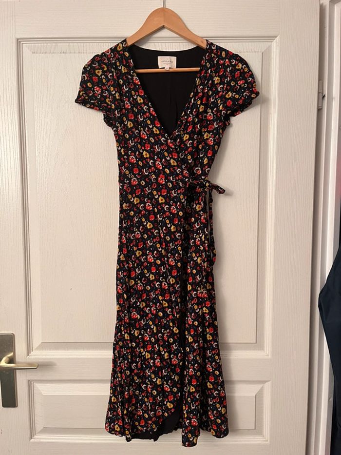 Robe sezane cache cœur taille 34 Noir et motif fleurs