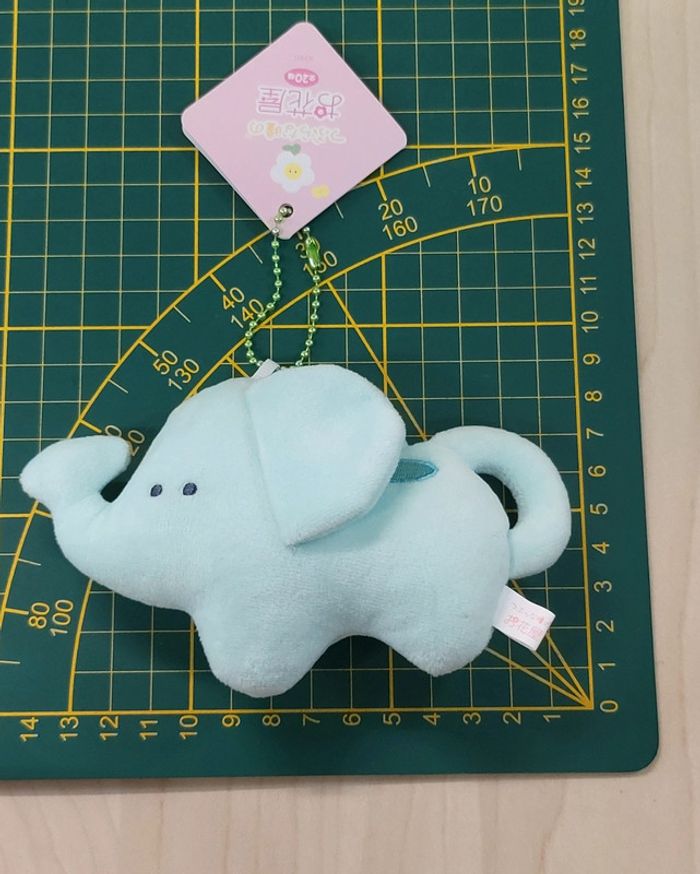 Porte-clefs Peluche Tsuburana hitomi "Fleuriste" : Arrosoir éléphant - photo numéro 3