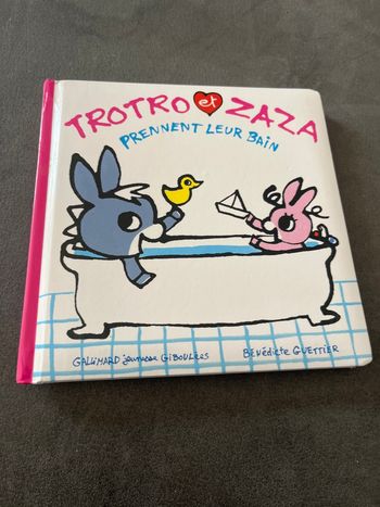 Livre bébé trotro et zaza prennent leur bain