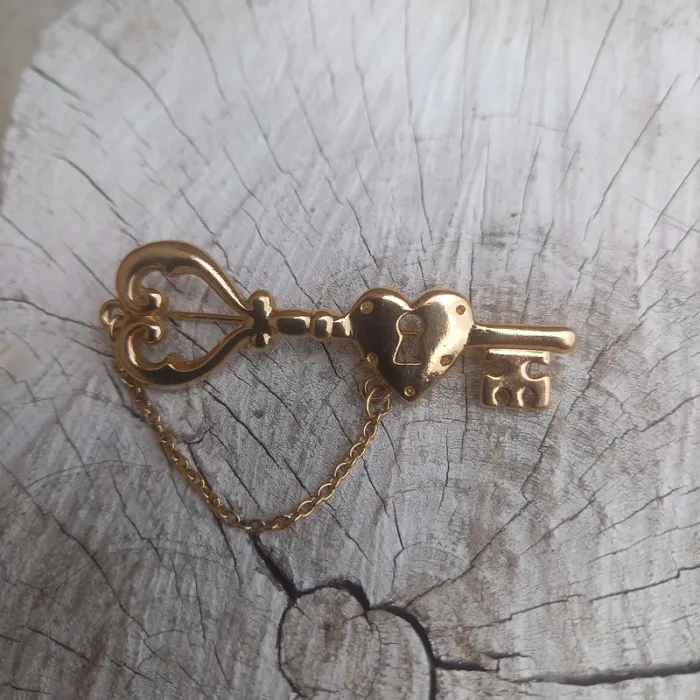 Broche vintage dorée clé