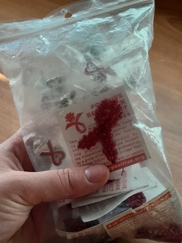 Pins broche ruban rouge cancer soutien - photo numéro 7