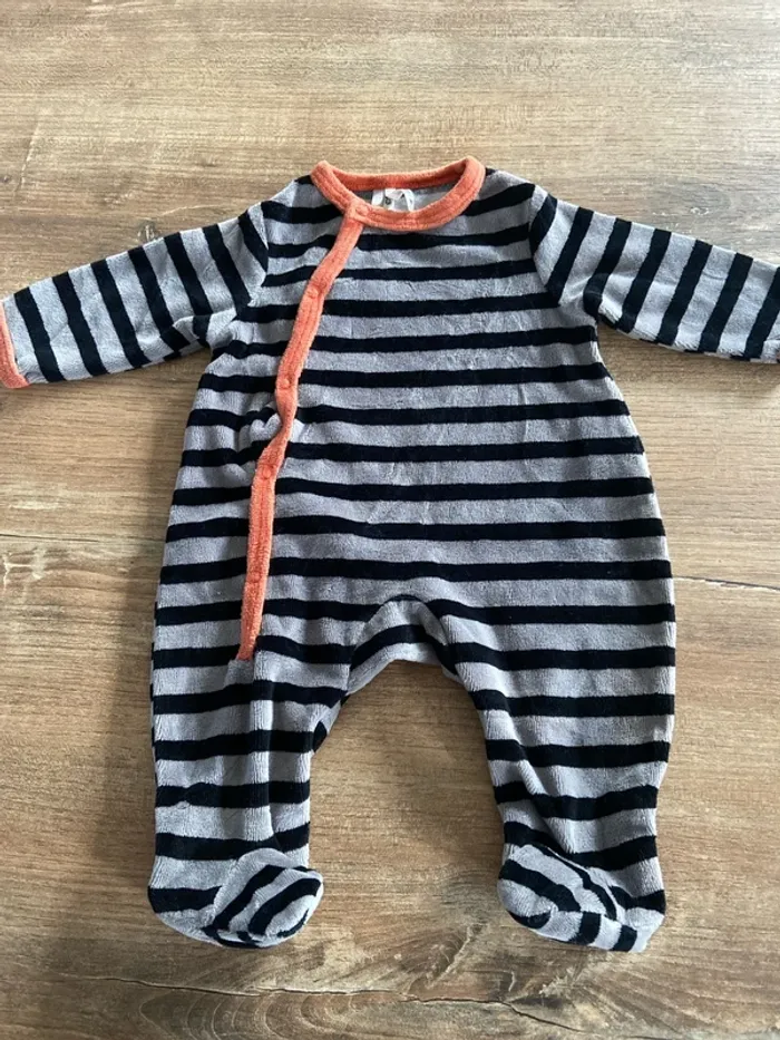Pyjama 1 mois . - photo numéro 2