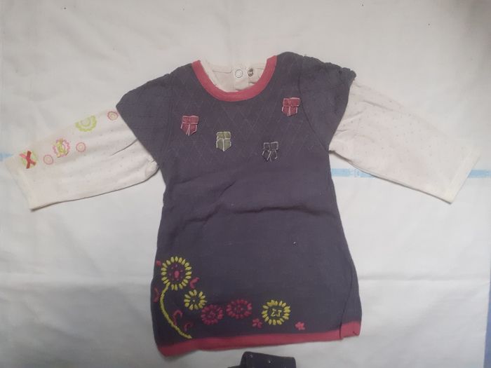 Robe grise foncée avec motif roses, verts...